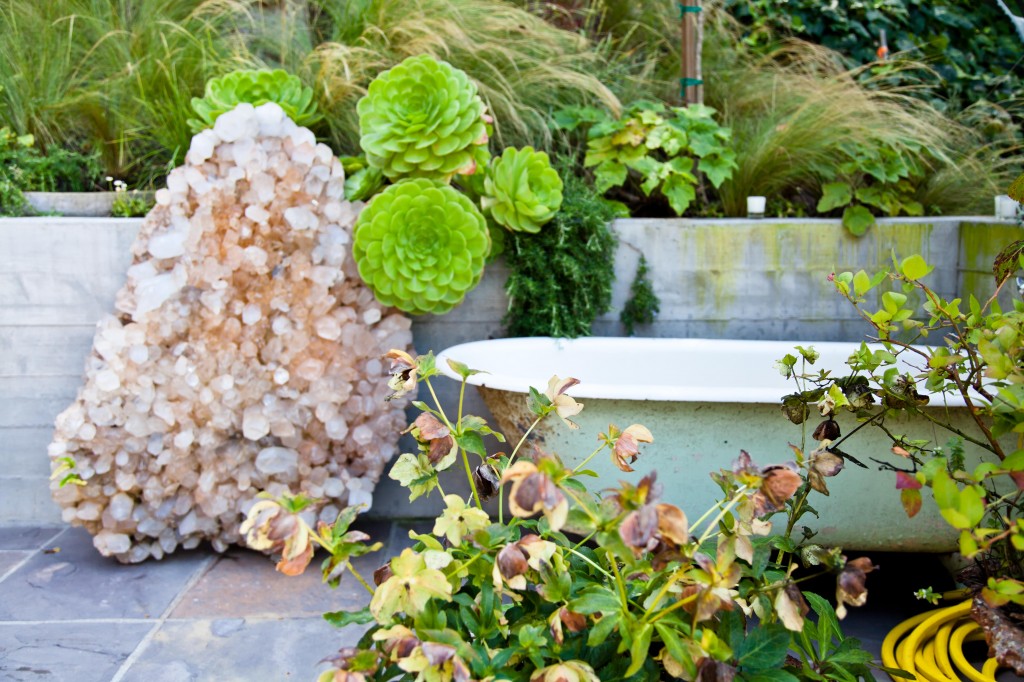 outdoor bathtub, pearl drop